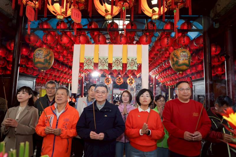 行政院長卓榮泰赴汐止區濟德宮參拜祈福