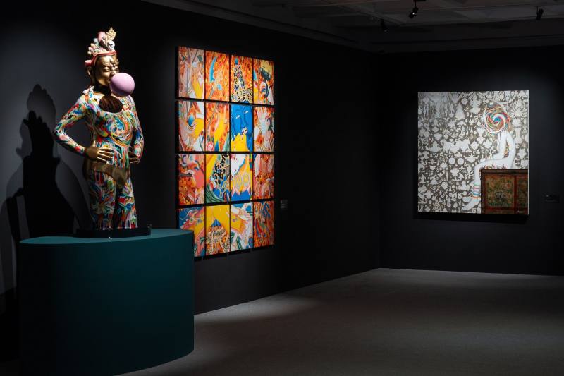 《生生不息－Tsherin Sherpa的喜馬拉雅當代藝術》展出藝術家才仁・夏爾帕（Tsherin Sherpa）平面繪畫、立體雕塑與裝置藝術及精緻掛毯等作品