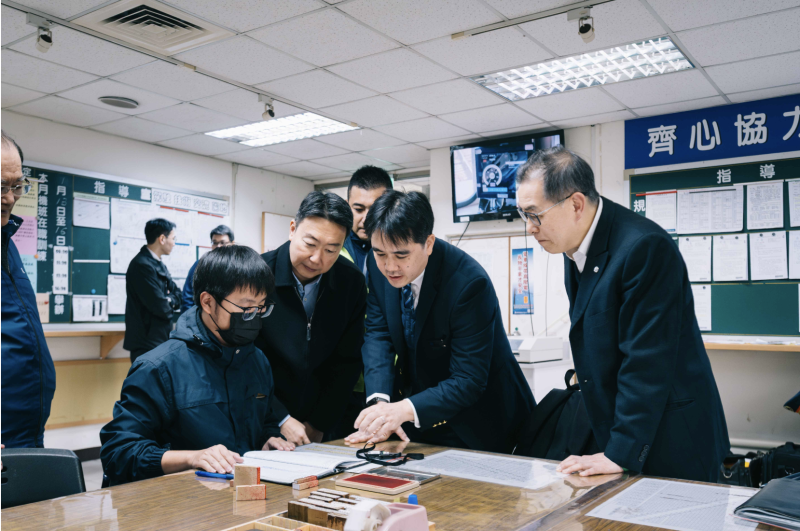 陳世凱部長聽取班表系統與列車調度說明