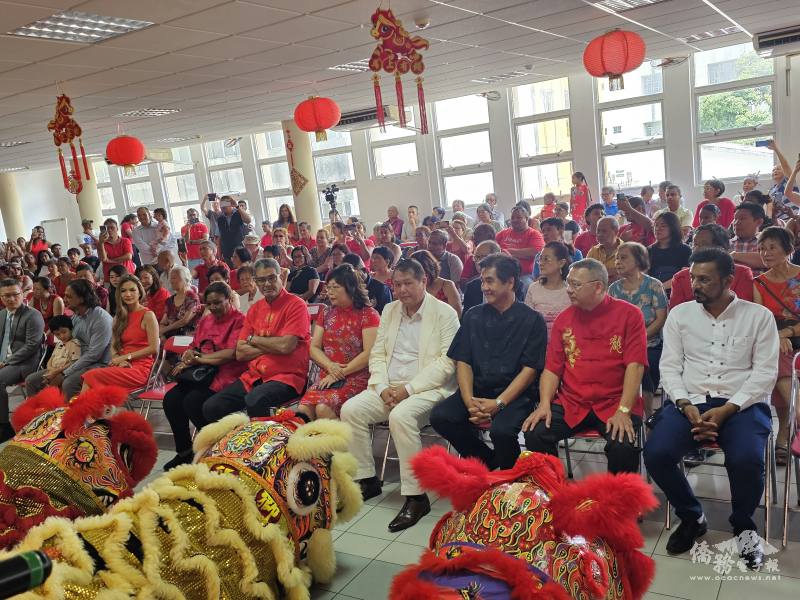 舞獅向蒞臨貴賓拜年