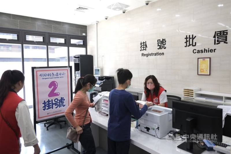 衛福部健保署今年透過春節獎勵方案，鼓勵醫療院所、藥局於春節期間開診，並透過週日及國定假日輕急症中心（UCC）盼分流非急重症患者。（中央社檔案照片）