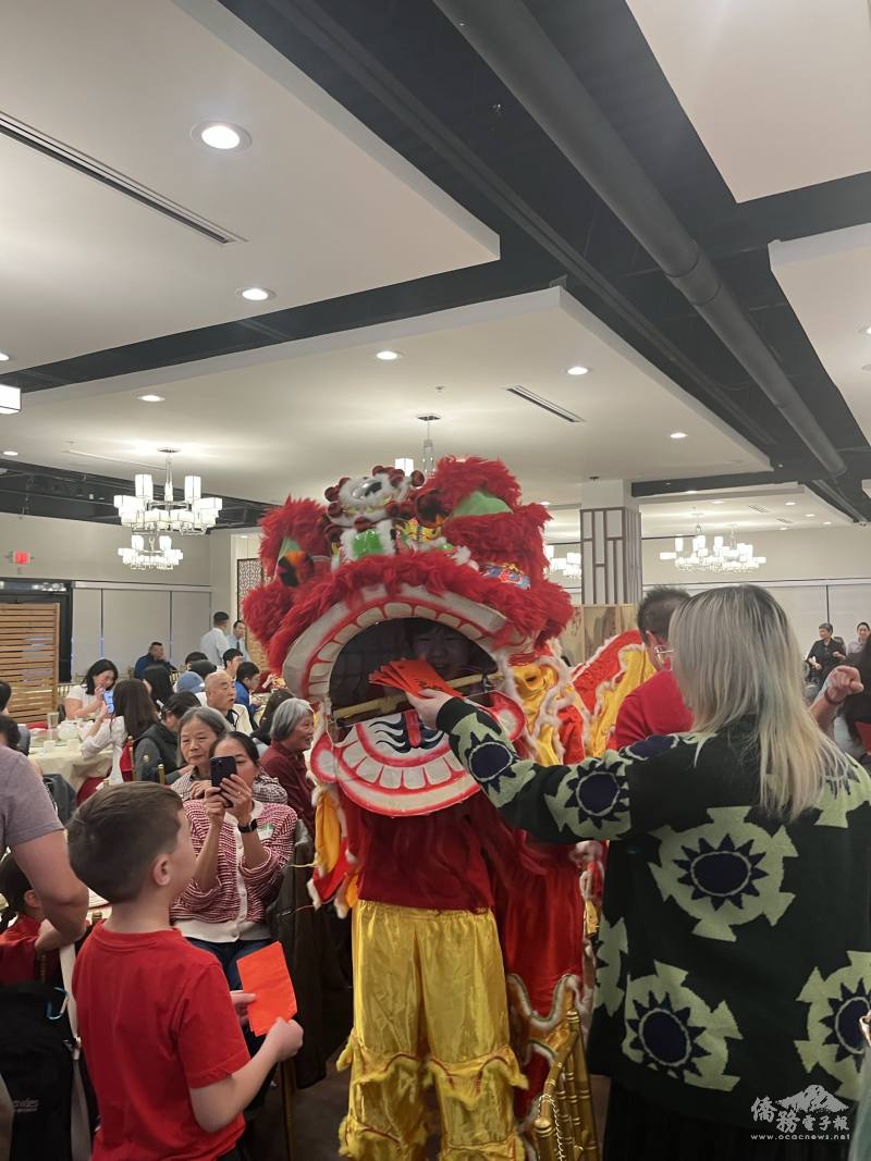 「金獅報喜」逗趣又可愛，在宴席中受到熱烈歡迎