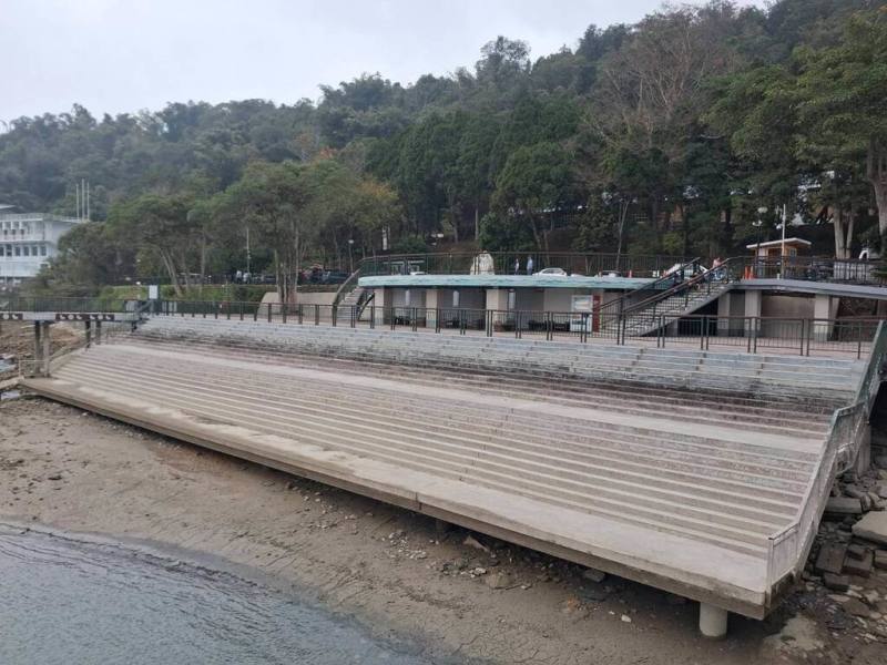 日月潭水位持續下降，潭邊階梯露出水面，交通部觀光署日月潭國家風景區管理處啟動第2階段應變措施。（日月潭國家風景區管理處提供）