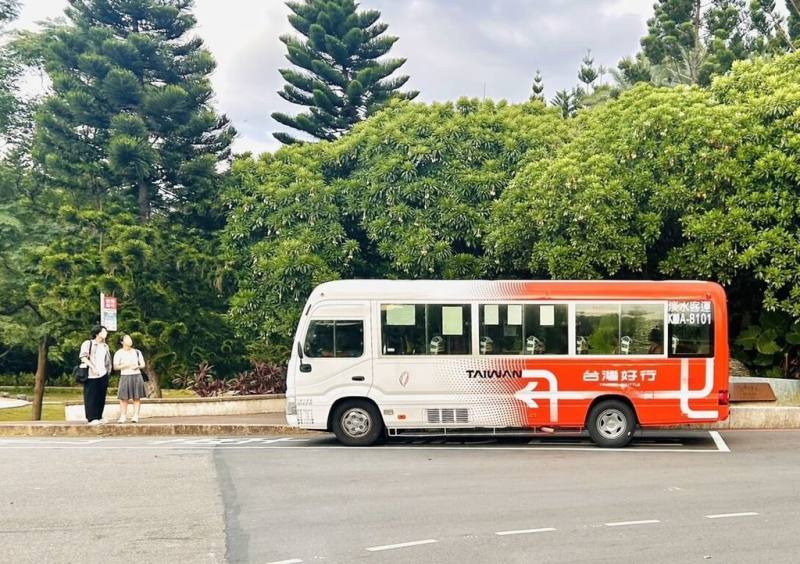 為了讓旅客不自駕也能玩國旅，觀光署推出台灣好行及台灣觀巴等大眾運輸，接駁旅客前往景點。（觀光署提供）