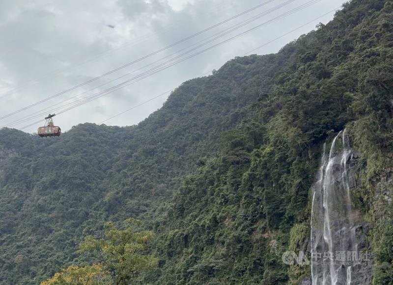 新北市雲仙樂園位於烏來瀑布頂端，遊客無法開車抵達，搭乘纜車橫跨南勢溪是進入園區的唯一方式