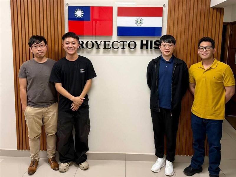 Hung Chin-yi (second left). Photo courtesy of Hung Chin-yi