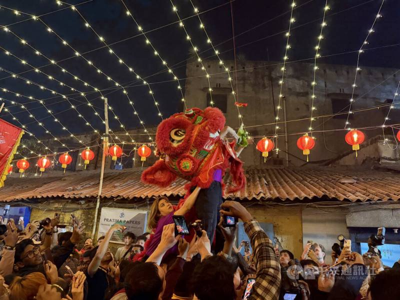 距離台灣超過4300公里的印度，在農曆新年期間也有濃濃的節慶氣氛，加爾各答的華人區家家戶戶張燈結彩，爆竹聲此起彼落，過年熱鬧的氣氛在一次次舞獅「採青」表演（如圖）中達到高潮