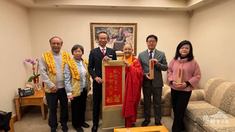 覺凡法師贈予梁毅鵬開山祖師星雲大師新春墨寶「和諧共生 馬到成功」，象徵社會和諧共榮、百業興旺，並祝願新的一年政通人和、萬事順遂。