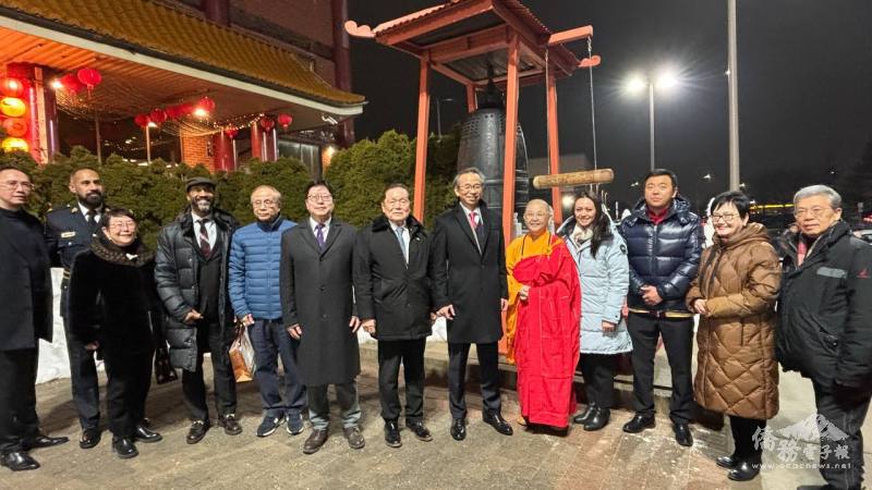 叩鐘祈福後駐多倫多辧事處處長梁毅鵬(右6)、國際佛光會多倫多協會會長曹峰岩(右3)、加拿大婦女與性別平等部部長Rechie Valdez(右4)、寺方督導游宗熙僑務諮詢委員(左5)、前參議員胡子修先生(左7)及密西沙加市議員Martin Reid(左4)合影