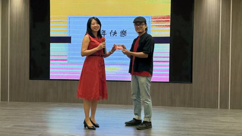 教育組組長廖苡亘致贈總統府福袋予旅臺學子梁家恩同學