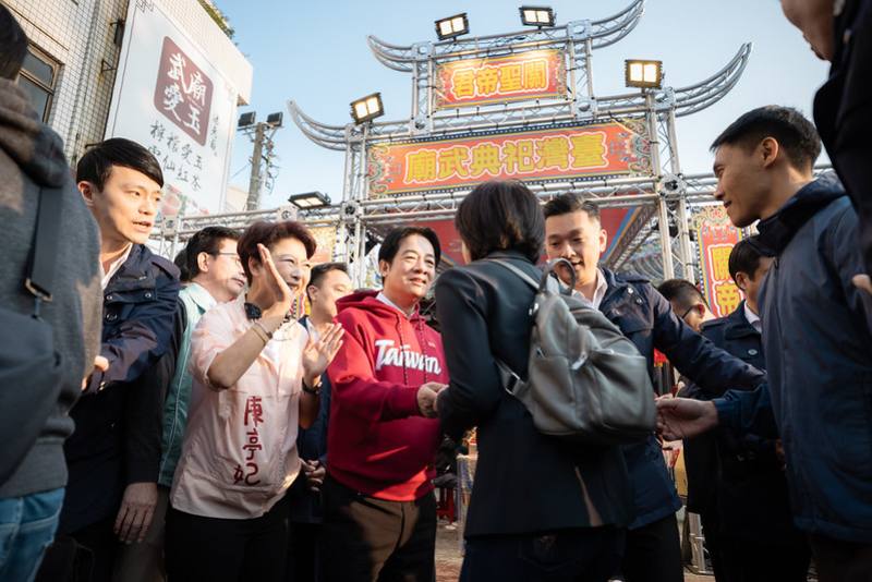 總統「臺灣祀典武廟」參香、發放福袋