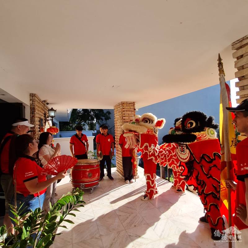 僑務秘書吳婉郡代表歡迎洪門協會舞獅到訪駐東方市總領事館