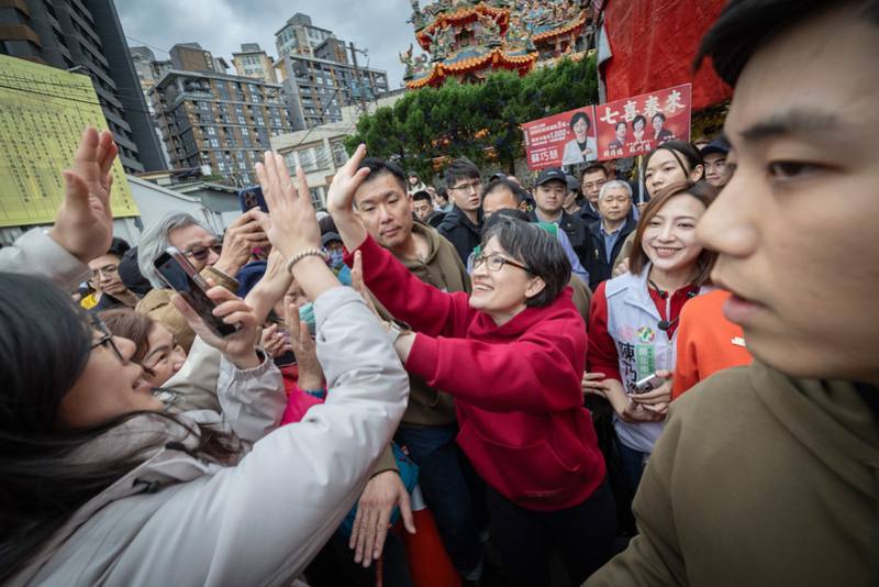 副總統「太平宮」參拜祈福、發放福袋