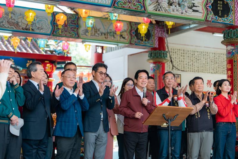 總統「虎尾福安宮」參香、發放福袋