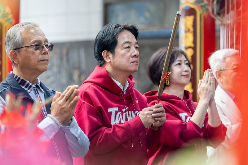 總統「新庄永順宮」參香、發放福袋
