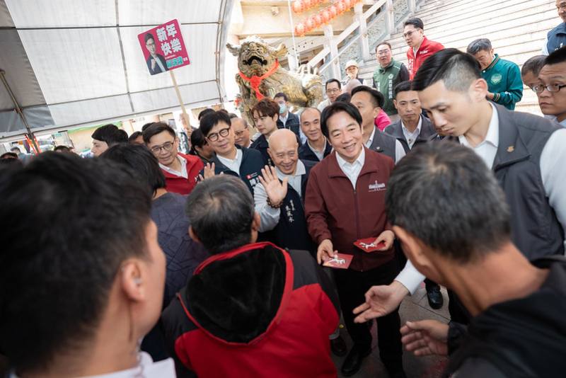 總統「前鎮鎮南宮」參香、發放福袋