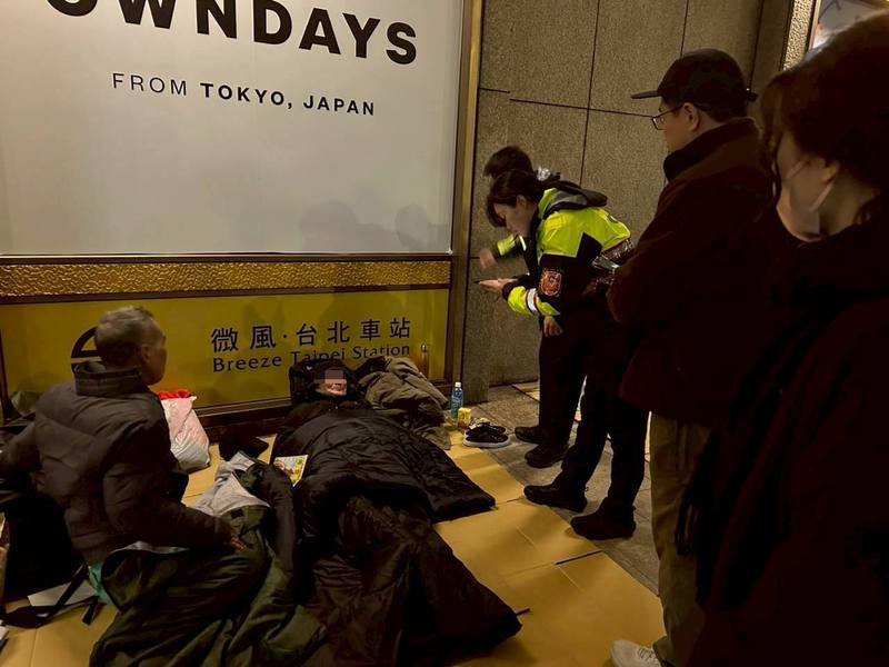 台北市社會局統計，目前列冊近400名街友中，60歲以上長者就占了6成，顯示老弱化趨勢。（台北市社會局提供）
