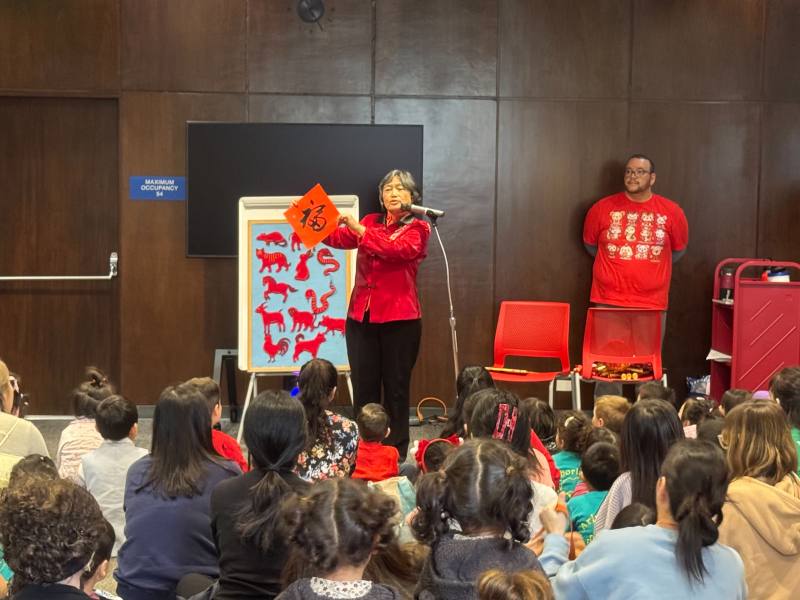 橙縣文化種子教師顏綠新講述年獸的故事