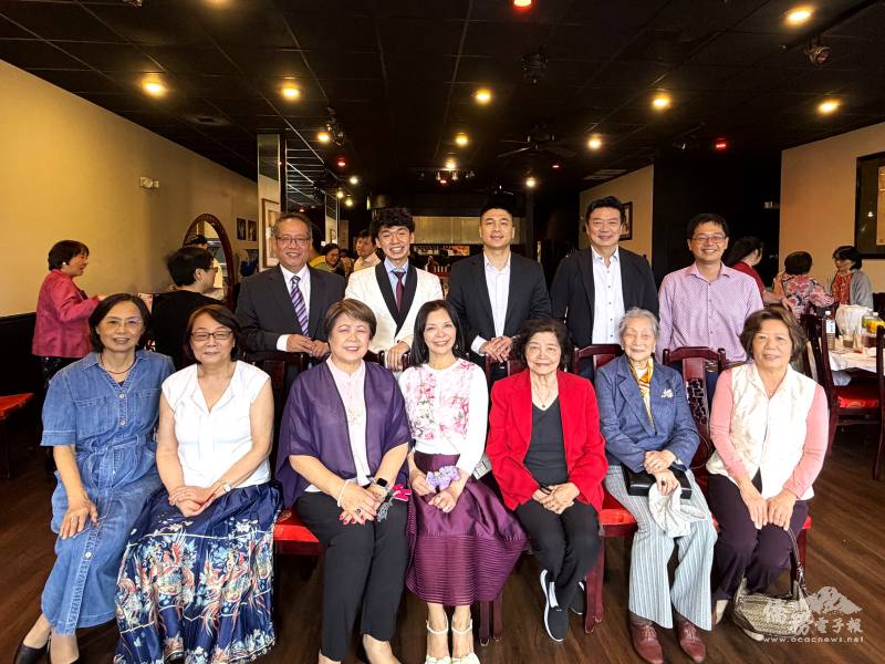 會長葉佳明(後排右3)、僑務顧問周麗雪(前排右3)、僑務促進委員梁桂台(前排左3)、徐國玲(前排左1)、佛州華商總會會長鄧志安(後排左1)、前會長牛淑華(前排右1)、大奧蘭多臺灣商會會長李麗玲(前排右4)等僑領合影