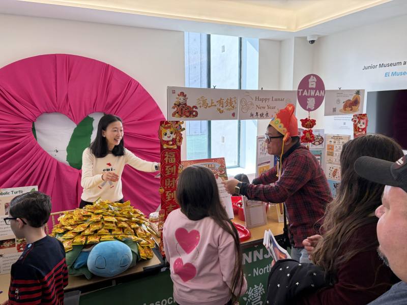 好奇的小朋友擠在攤位前面玩筊杯