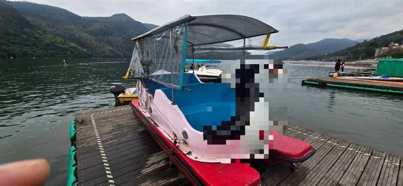 A pedal boat is pulled onto a floating platform at the scenic area in Hualien. Photo courtesy of local police