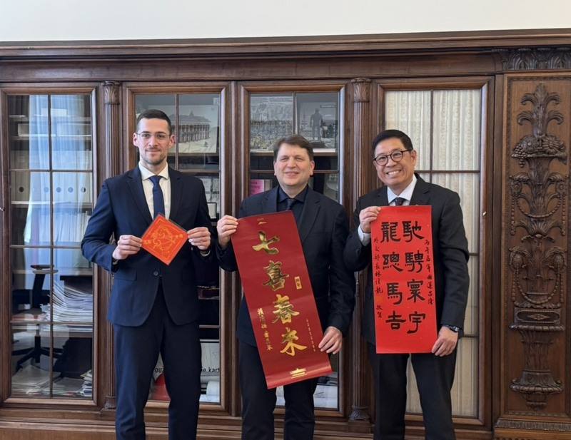 駐斯洛伐克代表李南陽（右）與首都舊城區市長瓦加奇（中）、副市長艾利斯（左）共持春聯，向台灣民眾賀馬年新春，祝福台斯友誼歷久彌新。（駐斯洛伐克代表處提供）