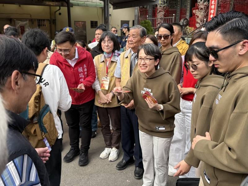 副總統蕭美琴（前右3）19日到高雄市鳳山區「鳳山代天府」參拜祈福、發放福袋。中央社記者張已亷攝