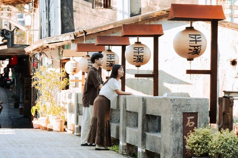 經濟部商業發展署20日推薦適合闔家旅遊的特色商圈，若想在春節期間體驗山城慢活，可造訪天燈的故鄉「平溪商圈」。（經濟部商業發展署提供）