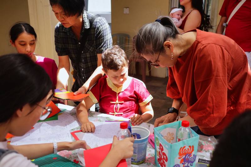 海外民俗文化種子教師林愛芬進行剪紙教學