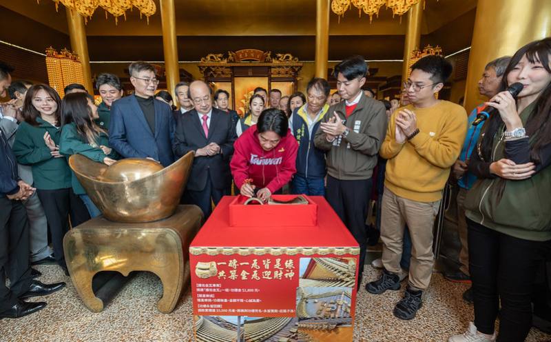 總統「香山財神廟」參香、發放福袋