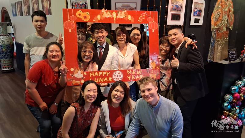 佛州甘城臺灣鄉親會會長葉佳明(右1)與參加活動之鄉親及師生合影