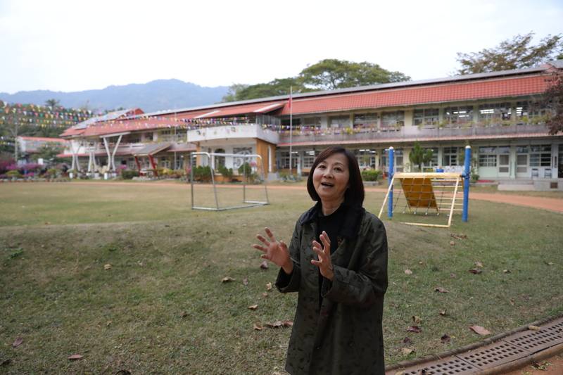 高雄市內門區金竹國小校長吳俐錦（圖）在校舍前，講述自身理念與校內空間規劃。中央社記者張已亷攝