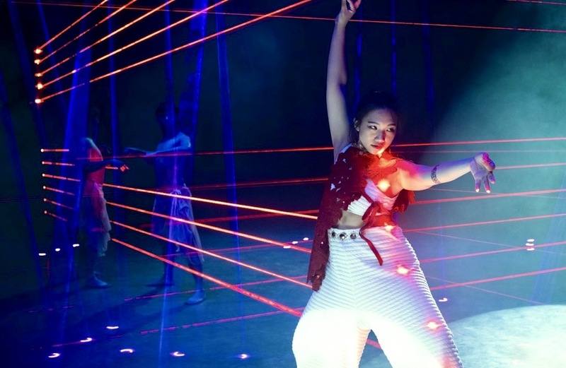 影像藝術家鄭淑麗新作「遊林驚夢：巧遇Hagay」，以科技劇場闡述祭儀傳說，開啟科技與藝術新對話。（北藝中心提供）