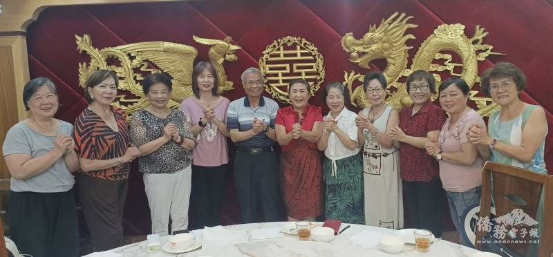 創辦人李宗德僑務諮詢委員（中）和老師、志工、學員代表一起向大家拜年