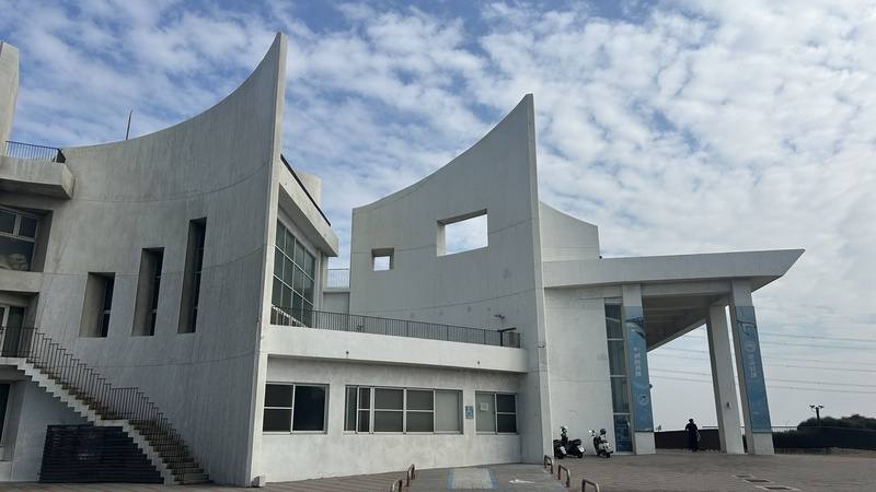 彰化自然生態教育中心位於彰化縣海線伸港鄉，白色海豚屋造型獨特。中央社記者吳哲豪彰化攝