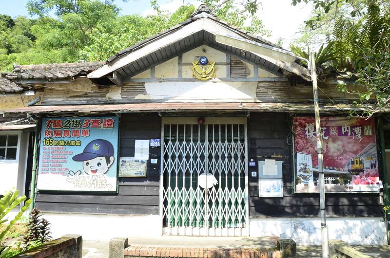 新竹縣歷史建築內灣派出所興建於1938年，過去因大雨屋頂坍塌，文化局爭取客委會補助，陸續工程案招標，並推動建築修復及周邊景觀改善，重現內灣派出所的歷史風華。（新竹縣文化局提供）