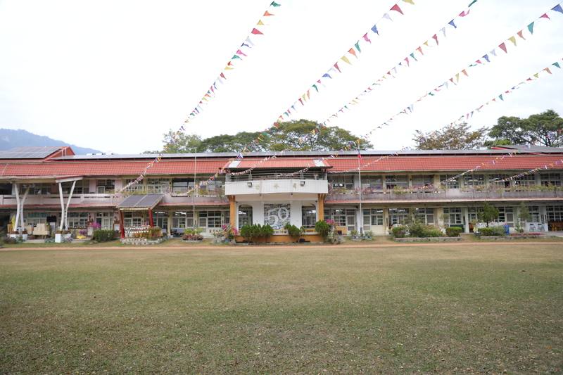 高雄內門區金竹國小被群山、雲海及九重葛圍繞，是一所隱藏山林的「秘境小學」。圖為金竹國小校舍外觀。中央社記者張已亷攝