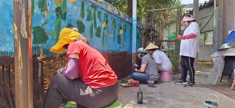 苗栗縣三義鄉勝興社區發展協會與失親兒基金會合作，由藝術家帶領孩童彩繪舊圍牆，畫出客庄生活。過程中一些社區長者參與其中，老中青三代努力下，點亮老舊圍牆。（苗栗縣三義鄉勝興社區發展協會提供）