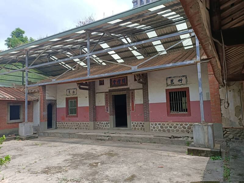 新竹縣東平問禮堂為竹北在地林氏家族祖厝，1998年高鐵建設啟動徵收期間，因建築完整、具代表性而予以保留，並於2007年登錄為新竹縣歷史建築，是竹北高鐵特定區內少數保存下來的傳統建築之一。（新竹縣文化局提供）