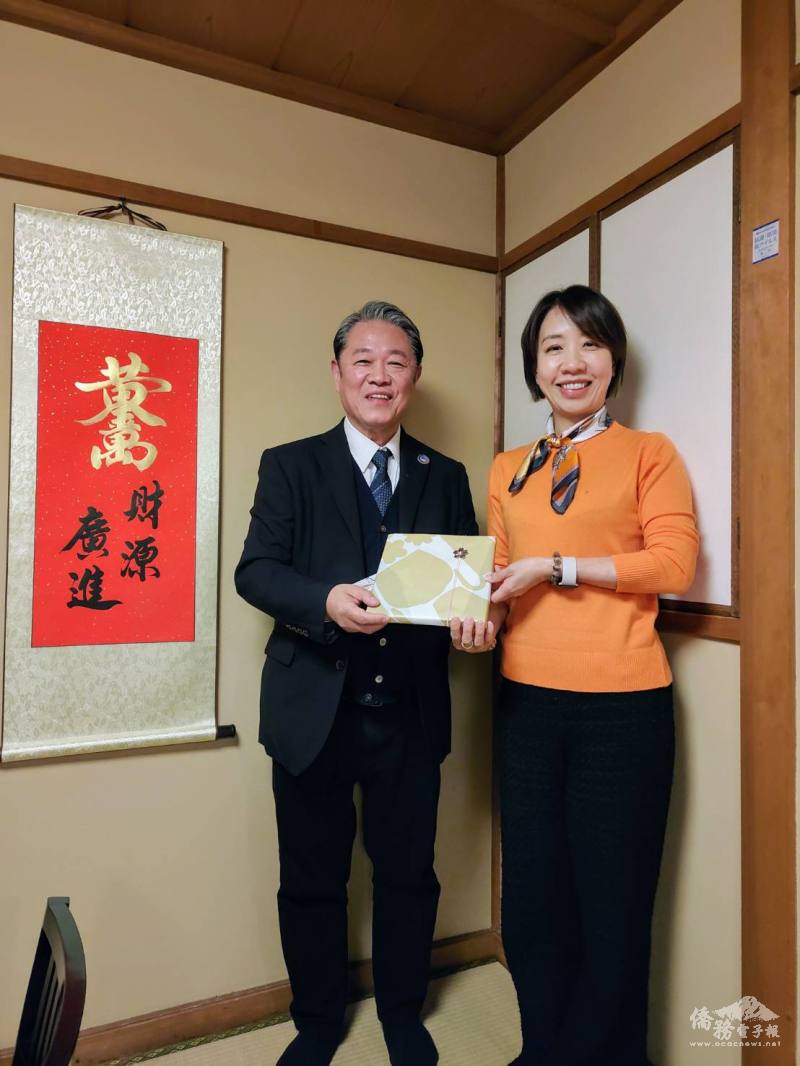 魏禧之(左)感謝李姸慧(右)造訪京都華僑總會