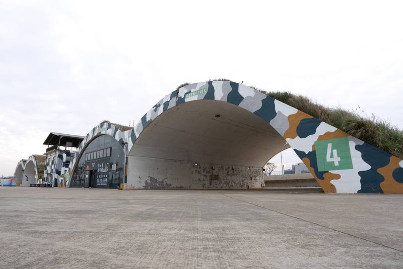 位於桃園市大園區航空博物館的「05警戒區」曾經是空軍桃園基地機堡與警戒室，透過活化再生，讓民眾彷彿置身受空軍當年肩負任務的氣氛之中。（軍聞社提供）