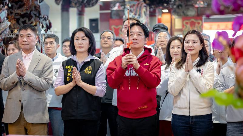 總統「永貞宮」參香、發放福袋