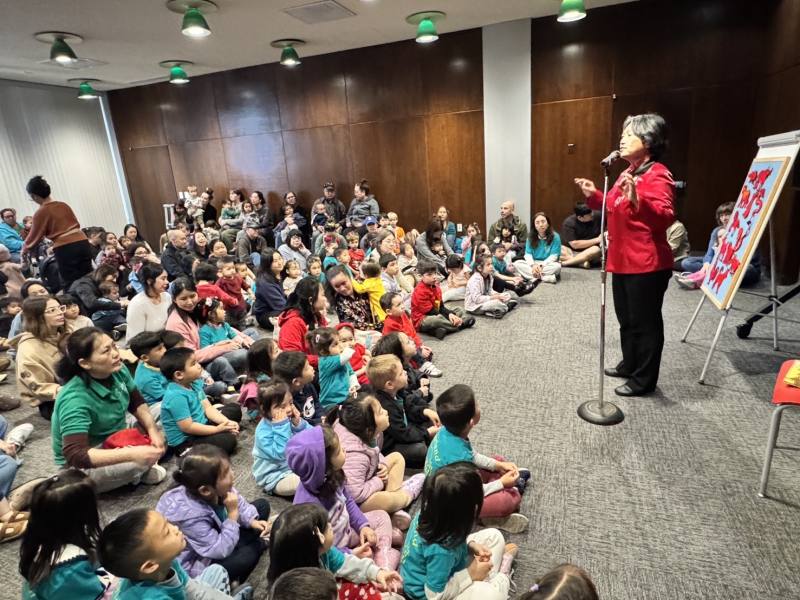 現場座無虛席，親子專心聆聽故事