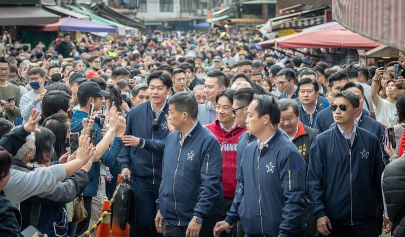 農曆正月初三，賴清德總統19日繼上午參拜中彰地區廟宇後，接續前往苗栗「永貞宮」、新竹「香山財神廟」、「北埔慈天宮」及桃園「景福宮」參香祈福，並發送馬年新春福袋向民眾賀年，祝福國人新的一年諸事順利、健康平安