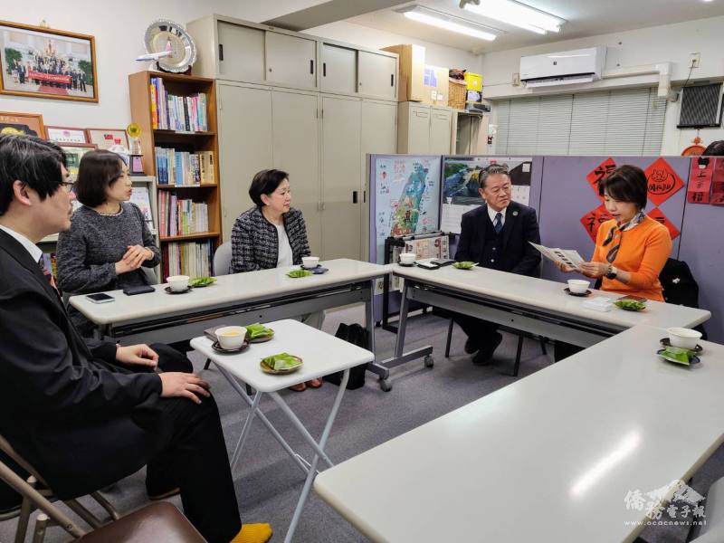 李姸慧(右一)拜會京都華僑總會，與會長魏禧之(右二)等人交流