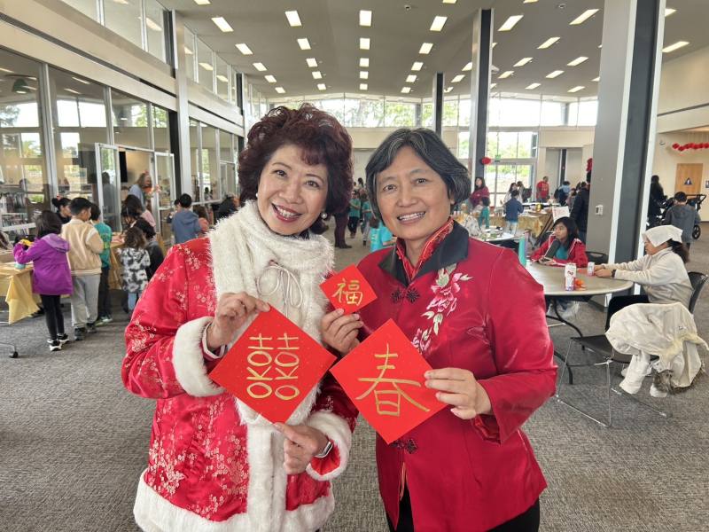 富樂頓圖書館董事會主席陳淑玲與顏綠新合影留念