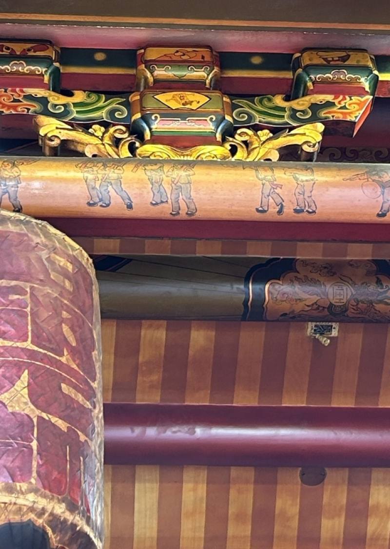 隱身彰化縣鹿港鎮老街的玉渠宮主祀「戲曲之神」田都元帥，近年廟方整修時，廟內樑柱彩繪卡通人物海綿寶寶等，創造傳統、現代並存視覺效果。中央社記者吳哲豪彰化攝