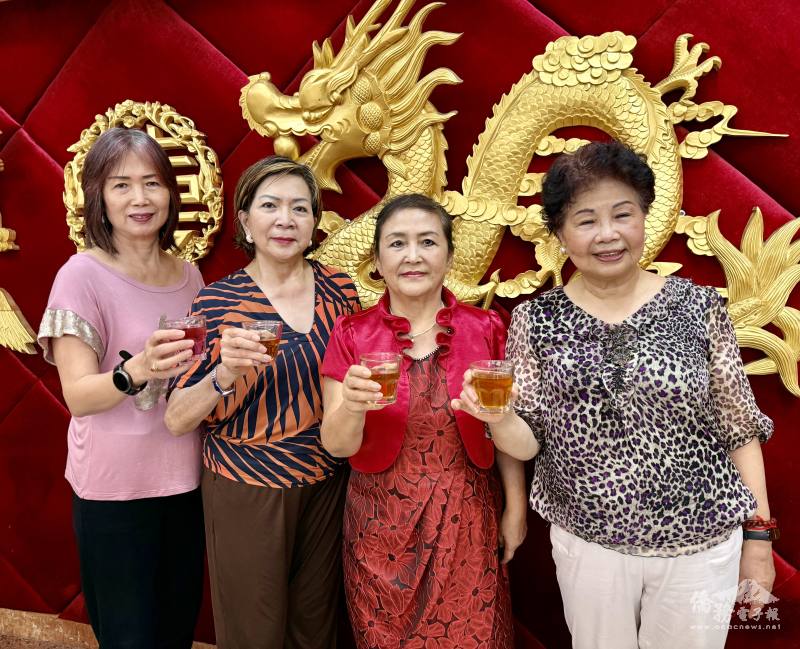 (左起)執行長曹碧珠、老師代表林雪玉、創辦人李宗德、學員代表世華巴西分會會長林月嬌合影