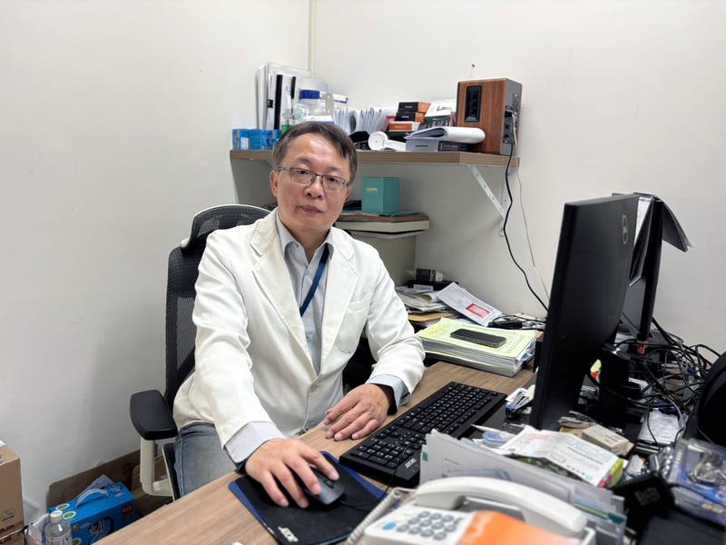 新竹地檢署法醫楊敏昇，長年經手處理意外、他殺等非自然死亡案件，除驗屍外，也投入遺體修復、家屬悲傷陪伴與校園生命教育，盼以死亡為鏡，引導更多人珍惜生命、理解生命意義。中央社記者郭宣彣攝