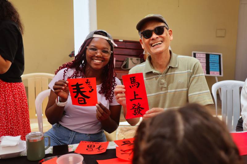 老師章如軍揮毫書法寫春聯